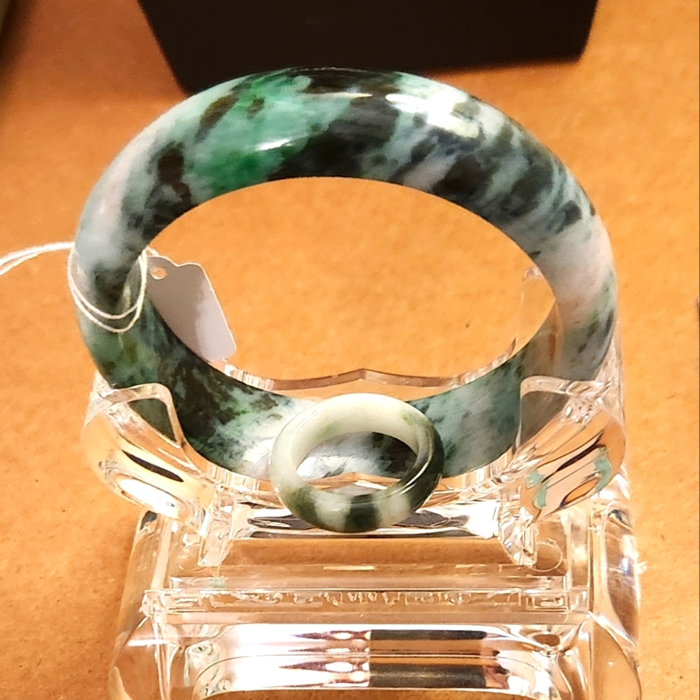 New, natural burmese jadeite Bangle and ring set size 59 mm, ring size 7.